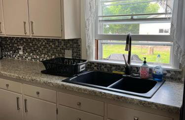 Spacious 4 BR 2BA Home with Bar and Fenced Yard - Foto 15