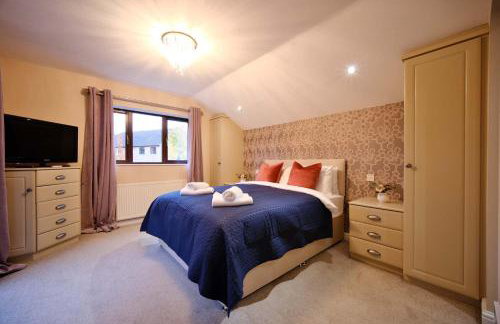 Spacious Dewsbury Home, 8 beds, sleeps 10, Free Parking and Wifi, 3 TVs, Close to motorways - Foto 5