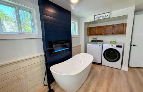 91M Renovated Bethlehem home with hot tub, firepit, large yard, walk to restaurants - Photo 33