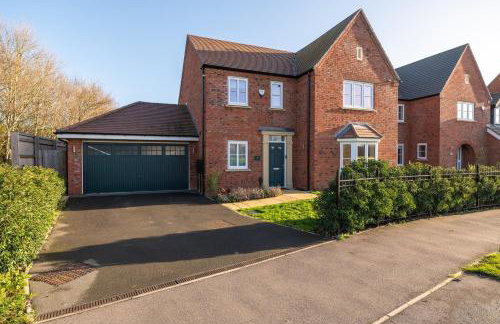 Modern 4-Bed Family Home with 5 Beds & Parking - Foto 1