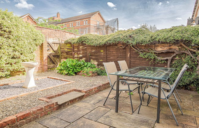 Central 2 Bed House w/ Garden and Free Parking! - Photo 63