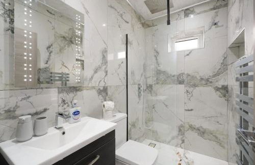 Stylish Home With Free Parking And Easy City Access - Photo 42