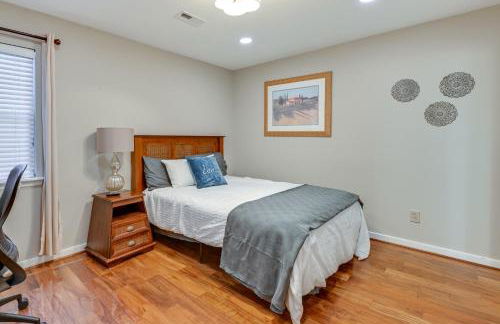 1 Mi to BOA Stadium! Walkable Condo with Porch - Foto 16