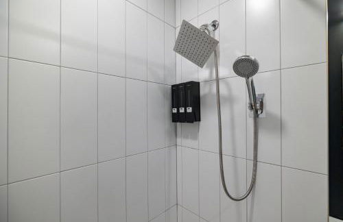 2BR 2BA, King bd, Gym, Free Parking, 8min to Train - Foto 21