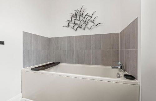 Spacious 3-Bed Home, Parking, Garden, Sleeps 7 - Foto 38