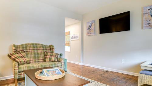 Walk to Town and River Charming Home in North East! - Foto 5