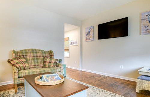 Walk to Town and River Charming Home in North East! - Foto 5