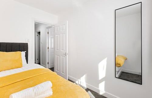 Roomy 3 bedroom house, 2 baths - Photo 12