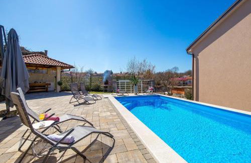 Villa Lemily - Five Bedroom with Swimming Pool - Photo 42