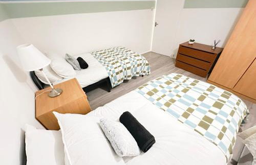 Spacious Luton Airport Accommodation - Perfect for Contractors, Families, Tourists & Long Stays - Foto 8