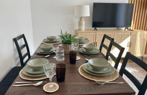 Ashford 4-Bed Townhouse with Garden and Parking - Foto 16