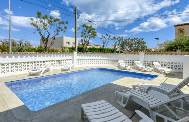 4 bedroom House in Castelló d'Empúries with private pool and garden - Photo 2