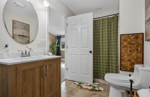 Lakefront Retreat, Mins to Dtown, Firepit, Hot Tub, Pet friendly! - Foto 52