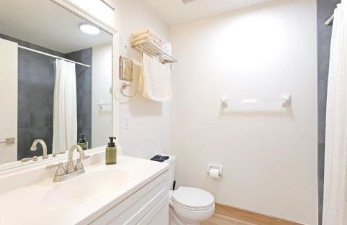 Newly remodeled 8-steps to sand path of Beach! Unit A - Foto 13