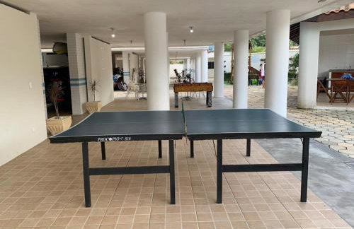 Apto com ar-cond e piscina a 100m mar praia da Enseada - Foto 55