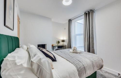 4 Bedroom 4 Bathroom House - Sleeps 7 - Prime Location, Free Parking, Self-Check-In, Workspace, Fast Wifi and Smart TV with Virgin TV and Netflix by Yoko Property - Photo 11