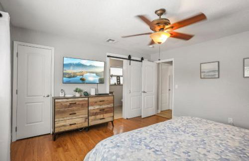 3BR 2BA Heated Pool Home Pool Table Great Location - Foto 15