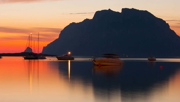Balade en bateau au coucher du soleil avec apéritif + Dîner à Costa Corallina