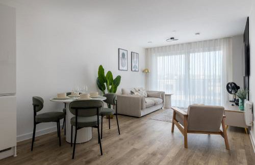 Modern Canal-Side Apartment in Milton Keynes - Photo 11