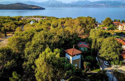 Steinturm mit Dach-Terrasse zwischen Fluß, Meer und Gebirge- Spiti Pirgos - Foto 2