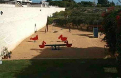 Top-Floor Beachfront Apartment with Parking, Pool, & Spacious Sea-View Balcony - Photo 14