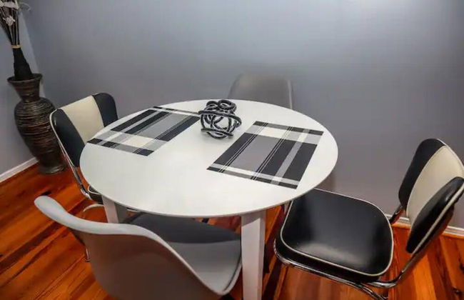 Downtown Cozy 2 BR Apt - 4min drive MardiGras Park - Photo 27