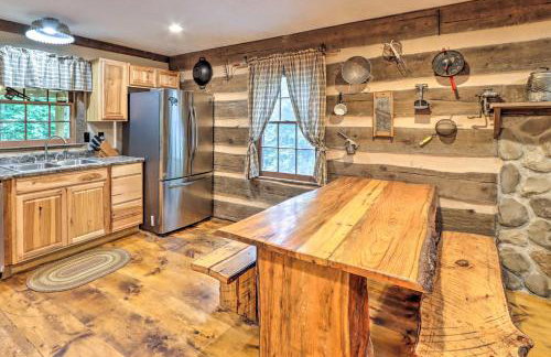Cozy Creekside Mountain Escape w/ Hot Tub! - Foto 7