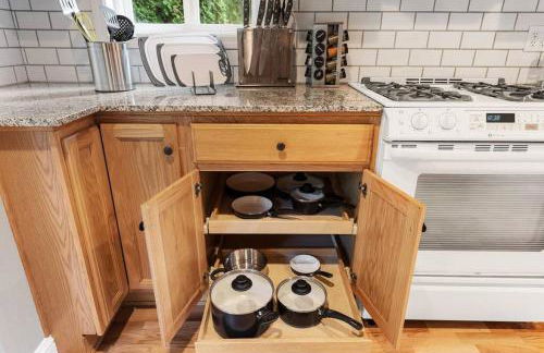 Private park in a cozy home next to I-90 huge yard - Foto 45