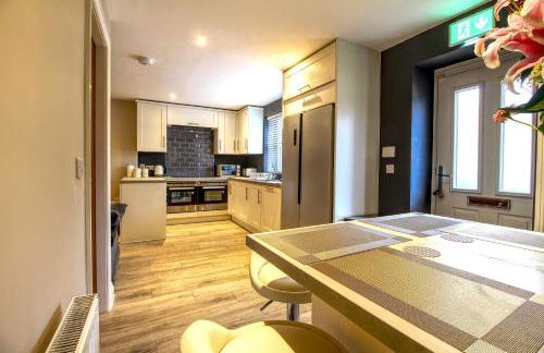 6 Dbl Bed, Central Huddersfield house inc parking - Foto 2