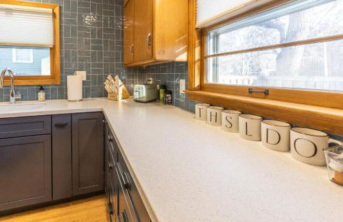 Family Retreat with Hot Tub, Game Room & Prime Location - Foto 53