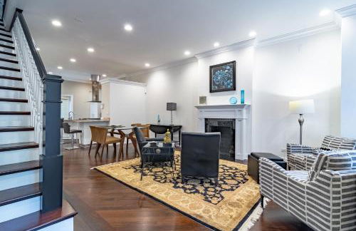 Luxurious Gold Coast 4BR 4-Story Villa with Parking Sleeps 12 Guests - Photo 7