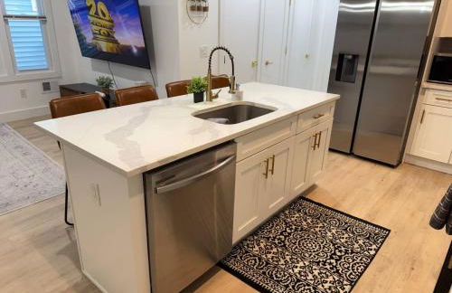 Modern 3BR Home | Chic & Cozy | 30 Min NYC Access - Foto 37