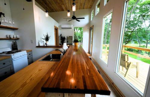 Luxe 2BR Cabin with Deck and Creek View - Working Farm - Foto 9