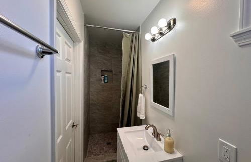 Charming Studio Cabin under Oak tree 2 mins walk to Magazine quiet neighborhood - Foto 8