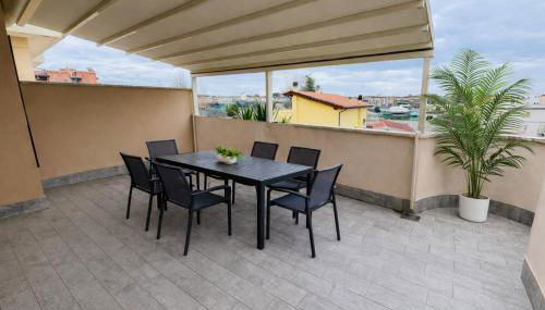 Attico Luminoso con Terrazzo e Parcheggio Gratuito - Foto 2, furniture