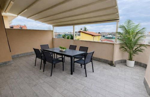 Attico Luminoso con Terrazzo e Parcheggio Gratuito - Foto 2