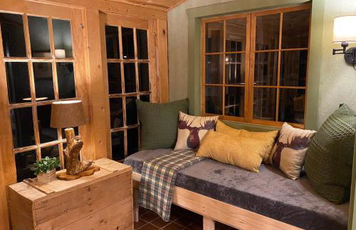 Cabin in the woods with fire pit and porch - Foto 65