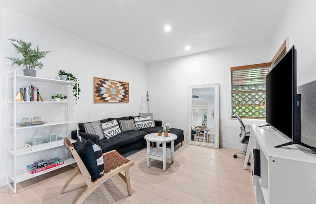 Beautiful Apt in Victoria Park Las Olas Blvd - Photo 1