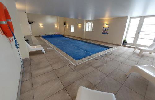 Old Brewery home with pool and gym access - Foto 35