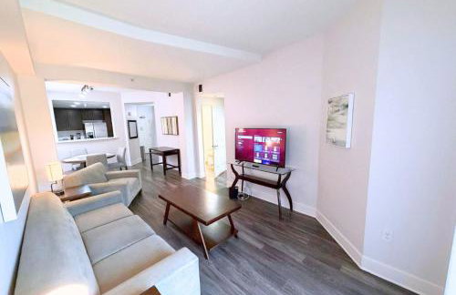 Stylish 2 Bed 2.5 Bath Condo Near Beverly Hills. - Photo 18