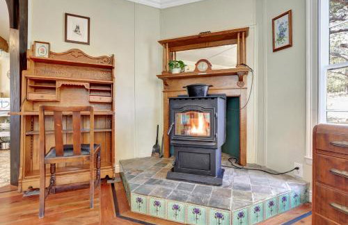 Timeless Pineview Cottage Hot Tub & Pet Friendly - Photo 17