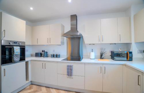 2 Bed Stylish Stay - By Holiday homes - Foto 24