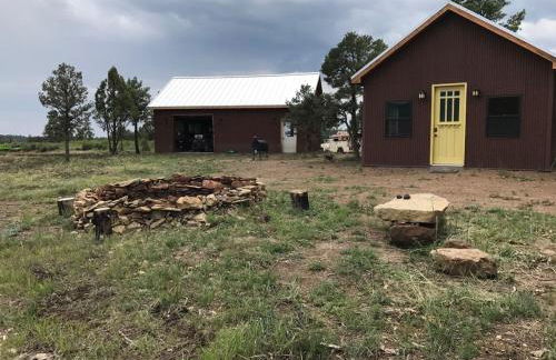 Old Raton Pass Base Camp Cabin with Loft Northern New Mexico Mountain Ranch on Colorado Border cabin - Foto 1