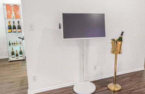 Luxury Pool View Spa Suite-Massage Chair-Steam Sauna-Welcome Champagne ! - Foto 56