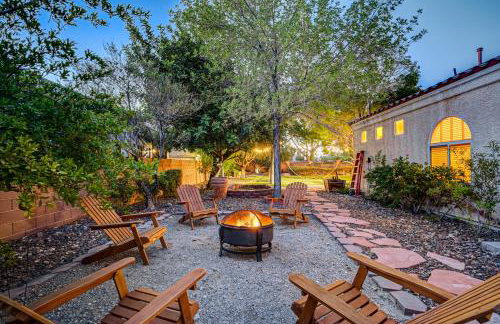 Luxury 6 BR Home Large Pool & Spa with Grassy Yard - Photo 46