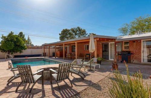 Stylish Mid-Century Oasis with Pool - Foto 5