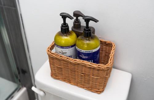 Spacious Luxury Villas in the heart of LA! Free parking and Jacuzzi - Photo 22