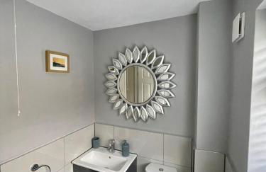 3BR, Sleeps 5, Free Parking, Fast WiFi, Near M62 & Leeds - Foto 10