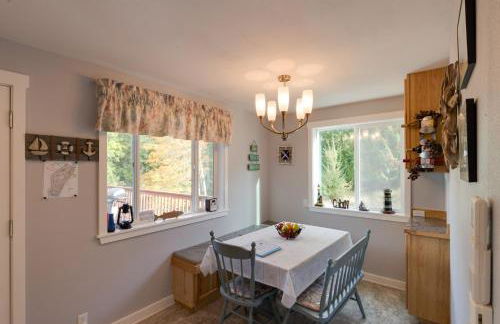 Herron Island Cabin with Deck Walk to Beach! - Foto 6