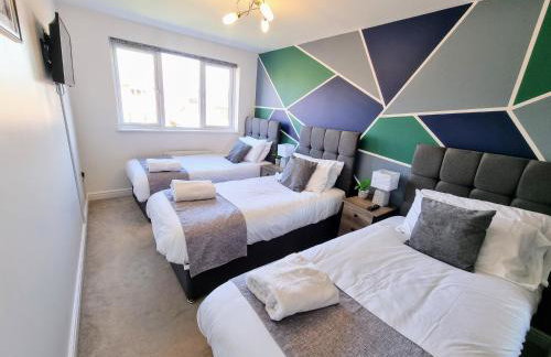 Spacious 4BR House Sleeps 8 with Free Parking, Contractor Friendly, Near Basildon Hospital & London Links - Foto 18